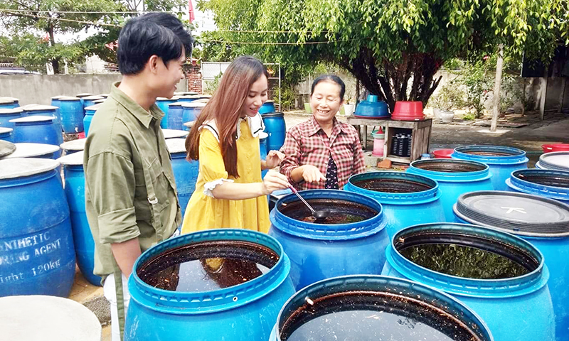 Bà Cao Thị Nịnh (bìa phải) chia sẻ với du khách quy trình làm mắm Hàm Hương và các loại nước mắm truyền thống khác.