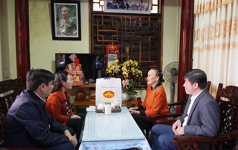 Đồng chí Chủ tịch Ủy ban MTTQVN tỉnh Phạm Thị Hân cùng đoàn chúc Tết gia đình đồng chí Hồ Bổng.