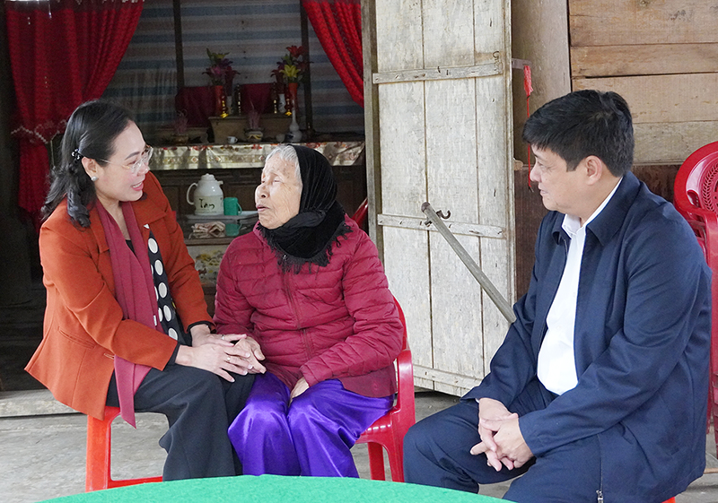 Đồng chí Chủ tịch Ủy ban MTTQVN tỉnh Phạm Thị Hân, Bí thư Huyện ủy Bố Trạch Lê Công Toán thăm hỏi sức khỏe Bà mẹ VNAH Đỗ Thị Điểm.