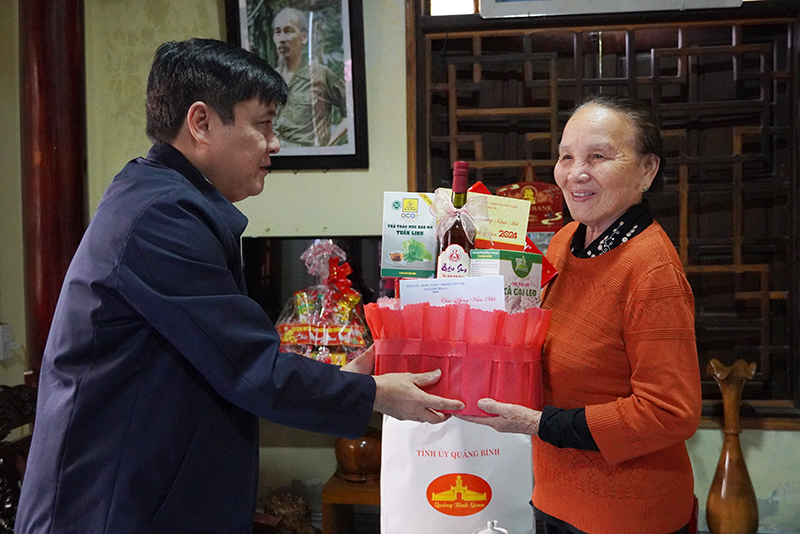 Đồng chí Bí thư Huyện ủy Bố Trạch Lê Công Toán tặng quà, chúc Tết gia đình đồng chí Hồ Bổng.