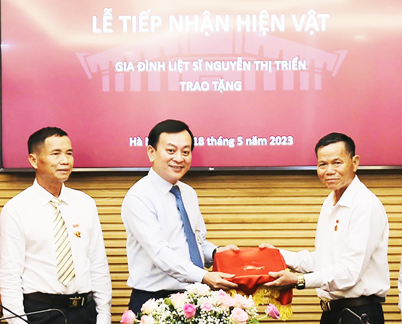 Đại diện gia đình giao hiện vật cho Giám đốc Bảo tàng Hồ Chí Minh.