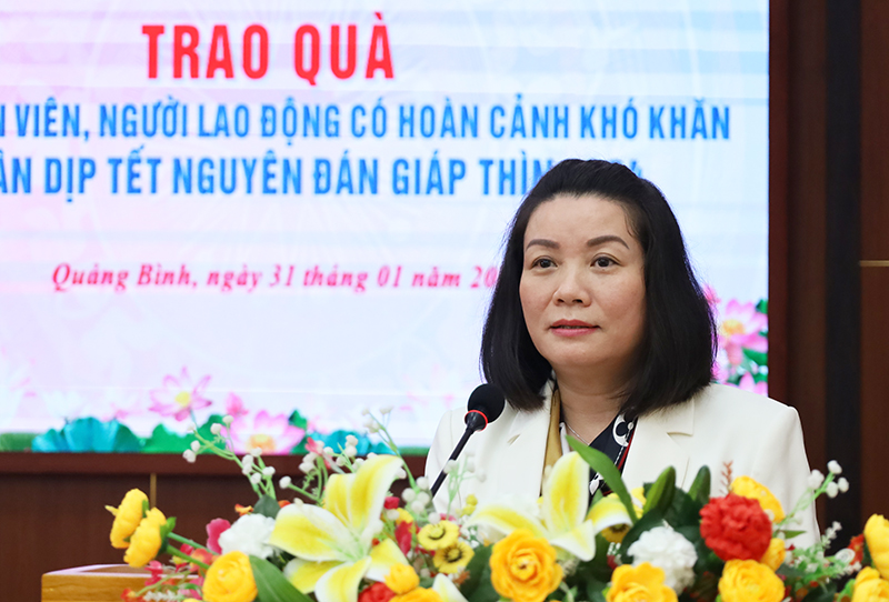 Đồng chí Phó trưởng đoàn chuyên trách Đoàn ĐBQH tỉnh Nguyễn Minh Tâm phát biểu tại buổi trao quà.