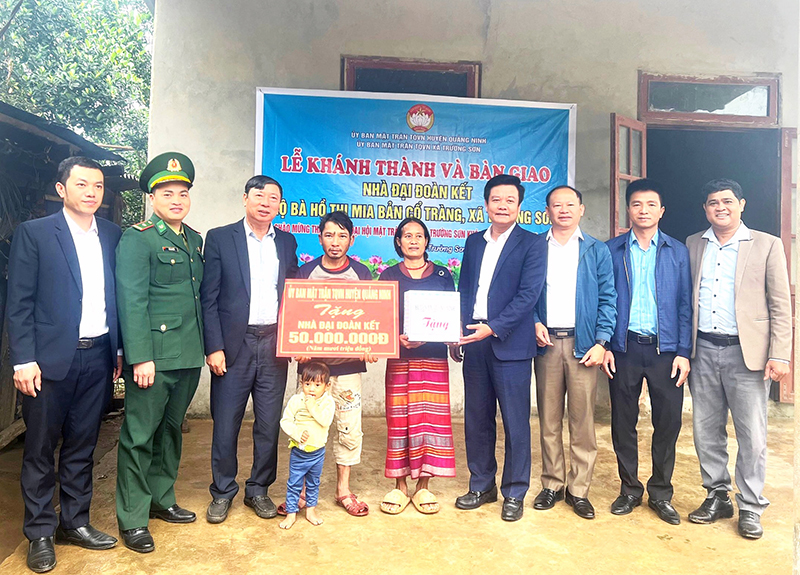 Lãnh đạo huyện Quảng Ninh và chính quyền địa phương bàn giao nhà cho bà Hồ Thị Mia, bản Cổ Tràng.