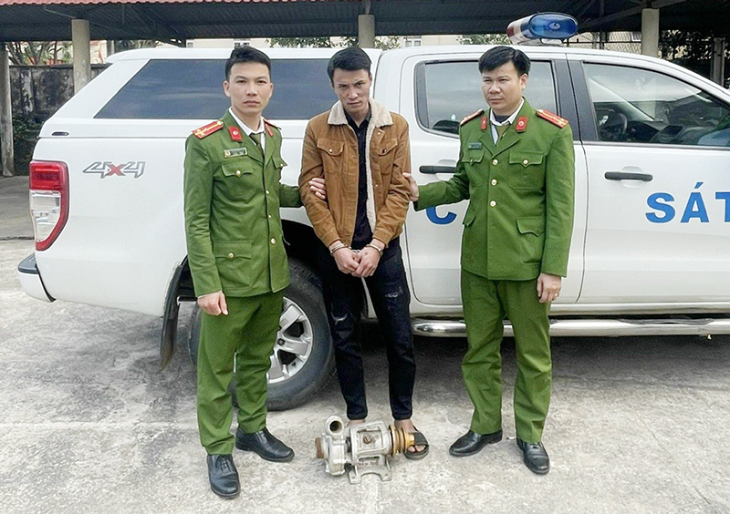 Đối tượng Nguyễn Văn Thắng cùng tang vật bị lực lượng Công an thị trấn Nông trường Việt Trung (Công an huyện Bố Trạch) phát hiện, bắt giữ.
