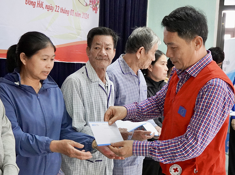 Đại diện lãnh đạo Hội CTĐ tỉnh trao quà cho người dân hoàn cảnh khó khăn xã Quang Phú (TP. Đồng Hới).