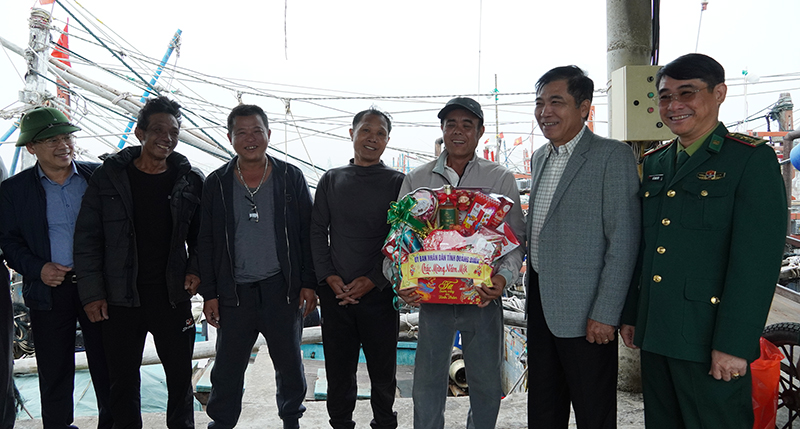 Đồng chí Phó Chủ tịch Thường trực UBND tỉnh Đoàn Ngọc Lâm tặng quà động viên ngư dân tham gia khai thác hải sản trên biển trong dịp Tết nguyên đán ở TX. Ba Đồn.