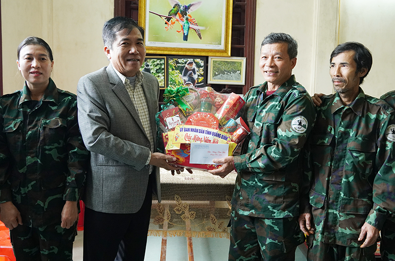 Đồng chí Phó Chủ tịch Thường trực UBND tỉnh Đoàn Ngọc Lâm tặng quà Tổ Bảo tồn Voọc gáy trắng tại thôn Thiết Sơn 1, xã Thạch Hoá (Tuyên Hoá).