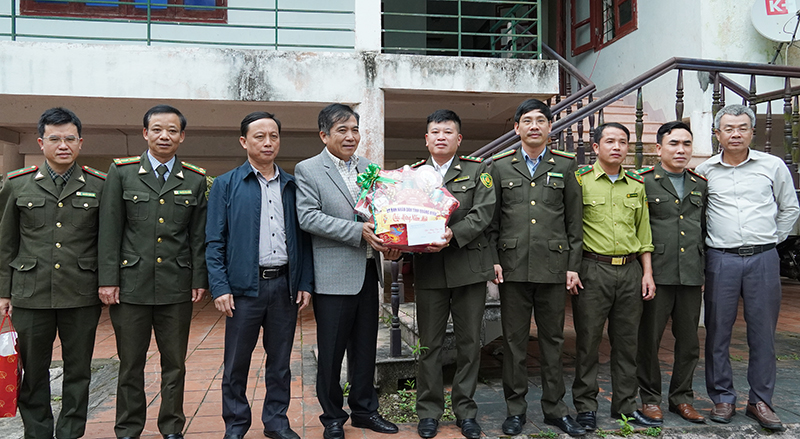 Đồng chí Phó Chủ tịch Thường trực UBND tỉnh Đoàn Ngọc Lâm tặng quà cho Trạm Kiểm lâm Chà Nòi (Ban Quản lý Vườn Quốc gia Phong Nha- Kẻ Bàng).