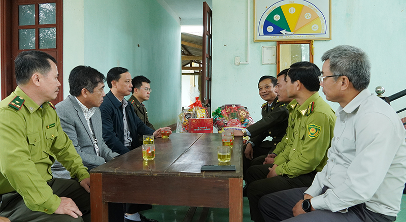 Đồng chí Phó Chủ tịch Thường trực UBND tỉnh Đoàn Ngọc Lâm trò chuyện với cán bộ, nhân viên Trạm Kiểm lâm Ka Tang (Hạt Kiểm lâm huyện Tuyên Hoá).
