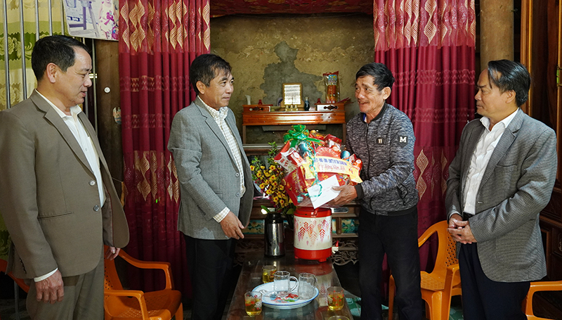 Đồng chí Phó Chủ tịch Thường trực UBND tỉnh Đoàn Ngọc Lâm tặng quà cho bệnh binh Nguyễn Đình Sử (xã Xuân Trạch, Bố Trạch).