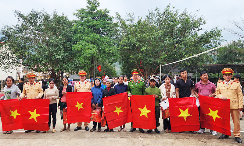 Lực lượng CSGT, Công an tỉnh tặng 50 suất quà và 50 lá cờ Tổ quốc cho nhân dân vui Tết, đón xuân.