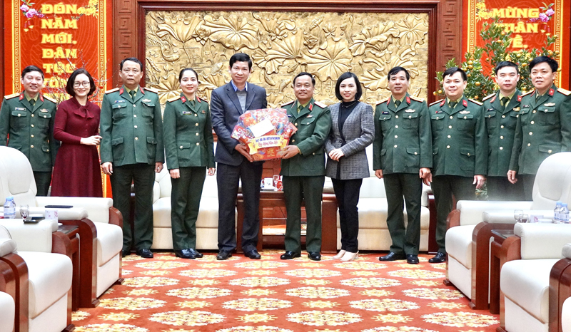 Đồng chí Phó Chủ tịch UBND tỉnh Hồ An Phong tặng quà cho Bộ Tư lệnh Quân khu 4. 