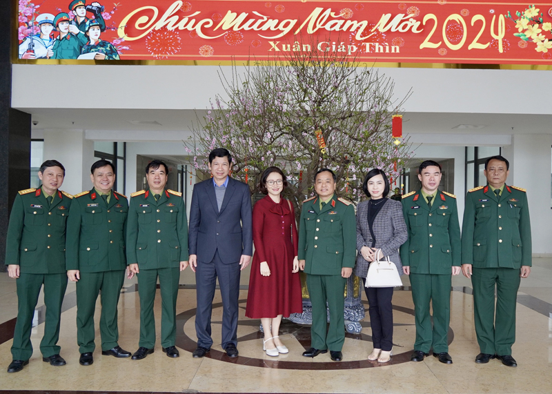 Đoàn công tác tỉnh Quảng Bình chụp ảnh lưu niệm cùng các đồng chí trong Bộ Tư lệnh Quân khu 4.
