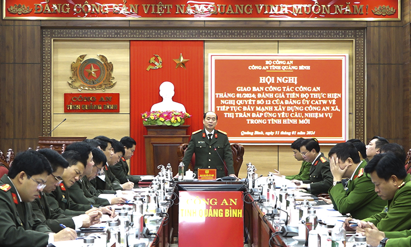 Đồng chí đại tá Nguyễn Hữu Hợp, Giám đốc Công an tỉnh phát biểu chỉ đạo tại hội nghị.