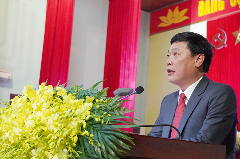 Đồng chí Chủ tịch UBND huyện  Bố Trạch Nguyễn Ngọc Tuấn báo cáo tình hình kinh tế-xã hội của huyện năm 2023.