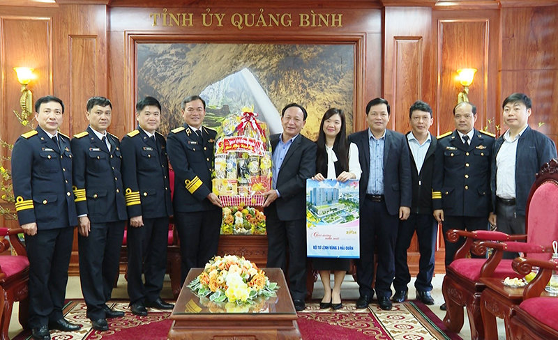 Đồng chí Chuẩn đô đốc Nguyễn Đăng Tiến tặng quà chúc mừng năm mới Đảng bộ, chính quyền và nhân dân tỉnh Quảng Bình.