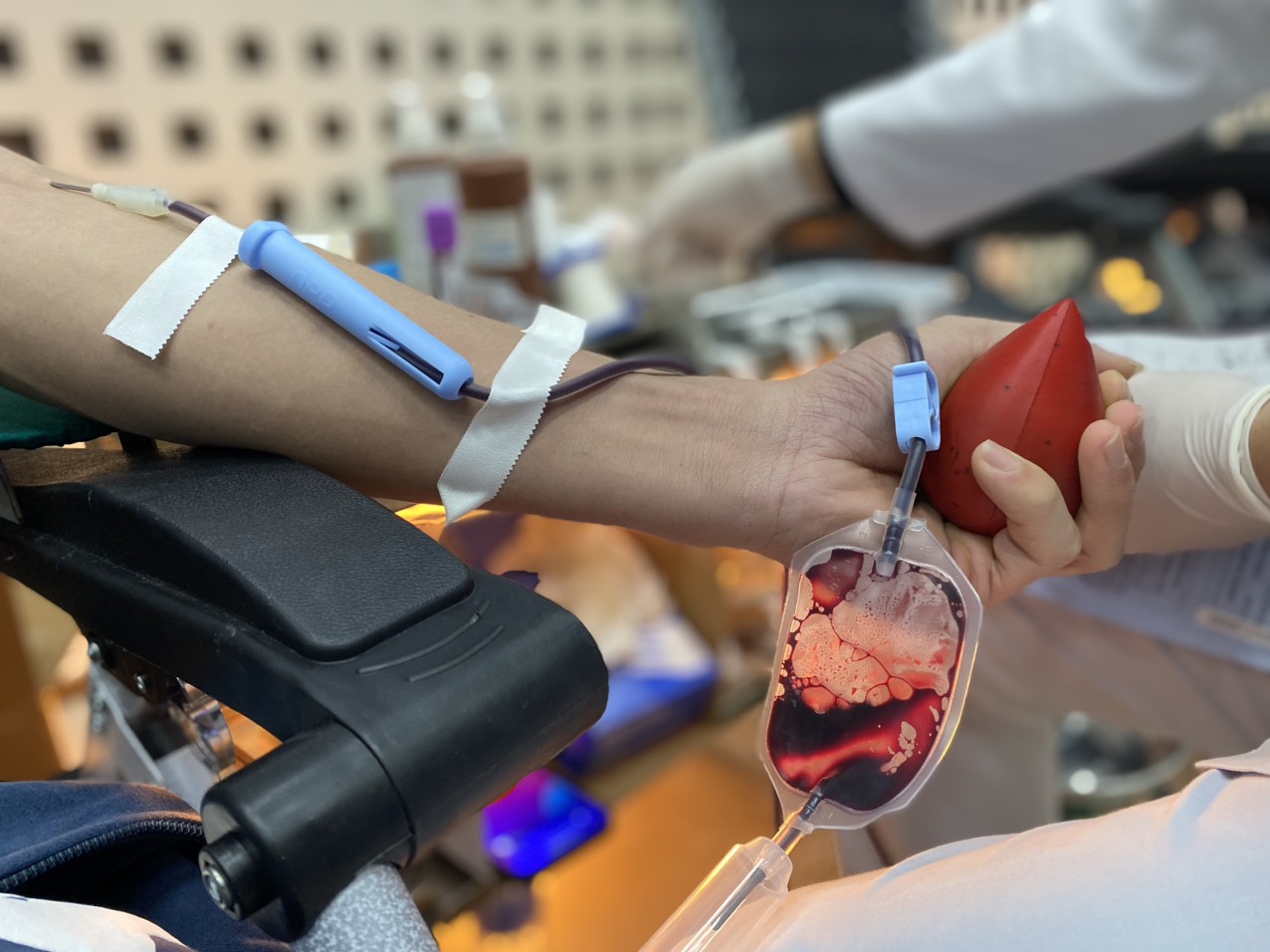 Viện Huyết học- Truyền máu kêu gọi người dân tham gia hiến máu cứu người. 