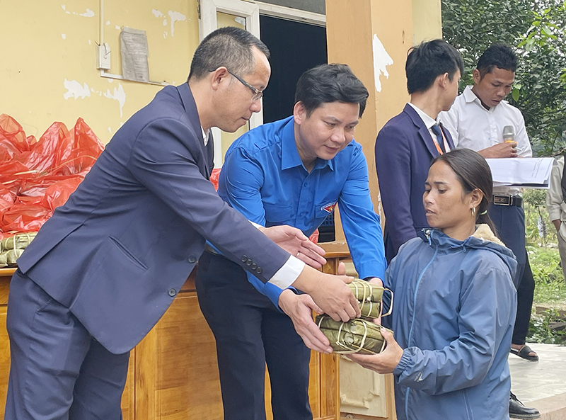Trao tặng hơn 200 cặp "Bánh chưng cho em" tại xã Kim Thủy