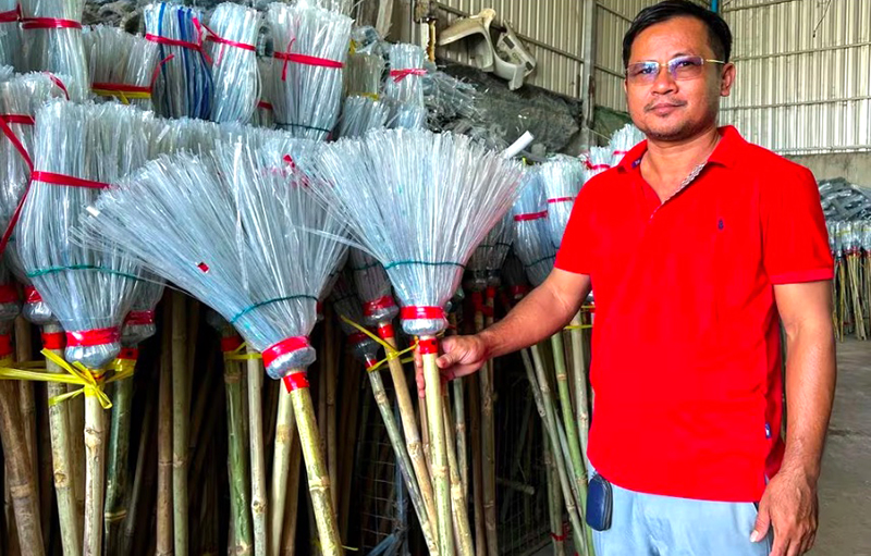 Người đàn ông Campuchia "tái sinh" hàng tấn chai nhựa thành chổi quét nhà