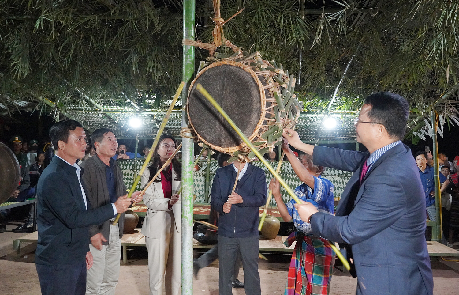 Bố Trạch: Vui lễ hội đập trống của người Ma Coong