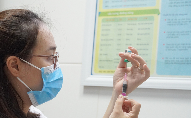 Tăng cường tiêm vắc xin để phòng chống hiệu quả các dịch bệnh mùa Đông - Xuân.