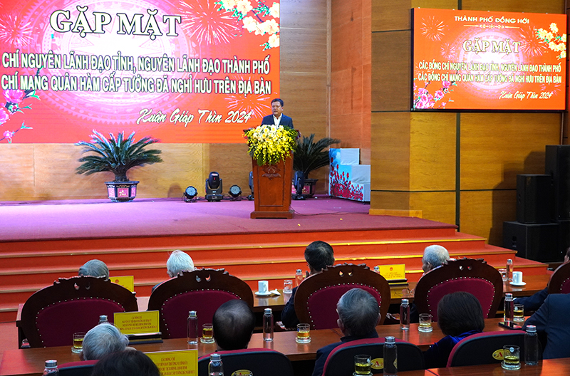 Đồng chí Bí thư Thành ủy Đồng Hới Trần Phong tiếp thu các ý hiến đóng góp của các đồng chí nguyên lãnh đạo tỉnh, thành phố.