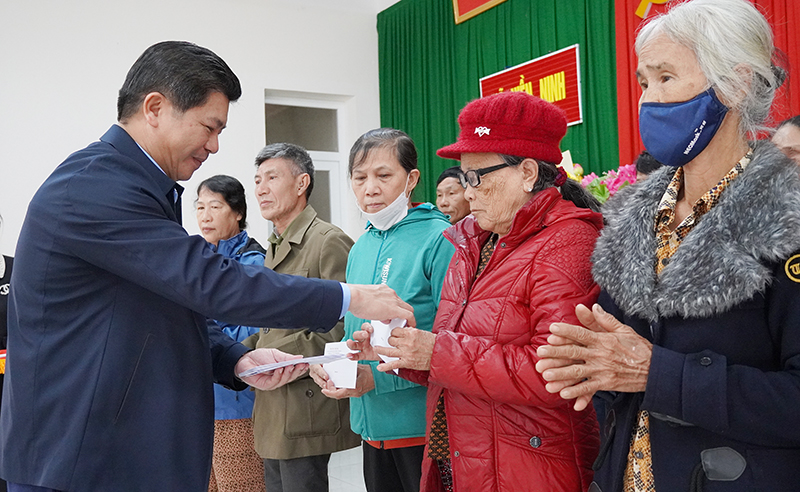 Đồng chí Trưởng ban Tổ chức Tỉnh ủy Trần Vũ Khiêm trao quà của Trưởng ban Tổ chức Trung ương cho người dân xã Hiền Ninh.