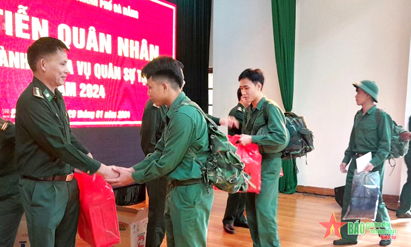 Đại tá Hồ Sĩ Hậu, Phó chỉ huy trưởng BĐBP thành phố Đà Nẵng tặng quà, tiễn các chiến sĩ xuất ngũ năm 2024 trở về địa phương.