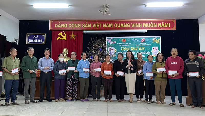 Đồng chí Nguyễn Minh Tâm, Tỉnh ủy viên, Phó trưởng đoàn chuyên trách Đoàn ĐBQH tỉnh tặng quà cho các hộ dân