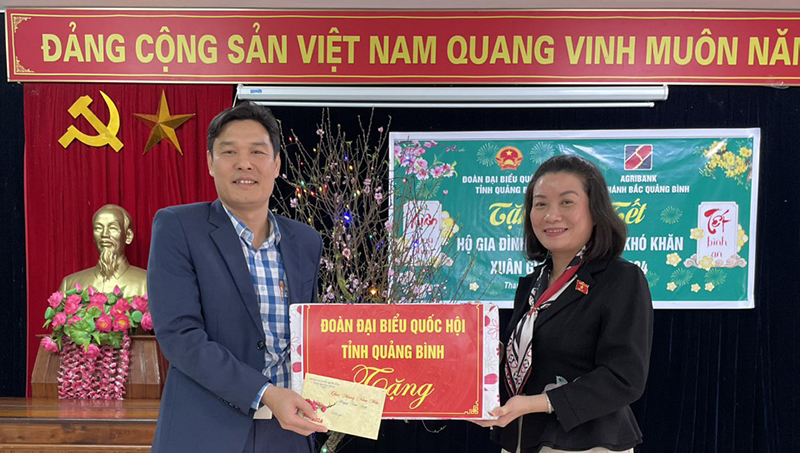 Đồng chí Nguyễn Minh Tâm, Tỉnh ủy viên, Phó trưởng đoàn chuyên trách Đoàn ĐBQH tỉnh tặng quà cho 