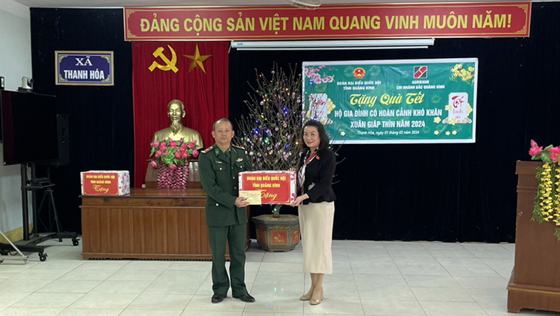 Đồng chí Nguyễn Minh Tâm, Tỉnh ủy viên, Phó trưởng đoàn chuyên trách Đoàn ĐBQH tỉnh tặng quà cho tổ biên phòng Đồn Ra Mai