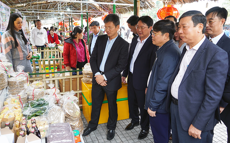  Các đại biểu tham quan gian hàng tại “Phiên chợ nông sản chào xuân” năm 2024.