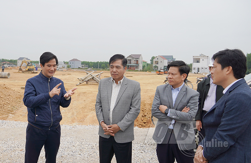 Đồng chí Phó Chủ tịch Thường trực UBND tỉnh Đoàn Ngọc Lâm kiểm tra tiến độ thi công khu tái định cư thị trấn Nông trường Lệ Ninh.