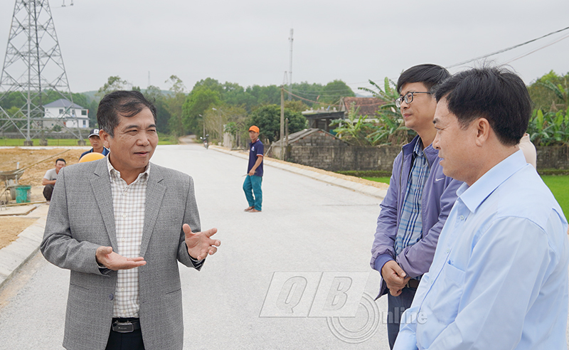 Đồng chí Phó Chủ tịch Thường trực UBND tỉnh Đoàn Ngọc Lâm kiểm tra tiến độ thi công khu tái định cư xã Phú Thủy.
