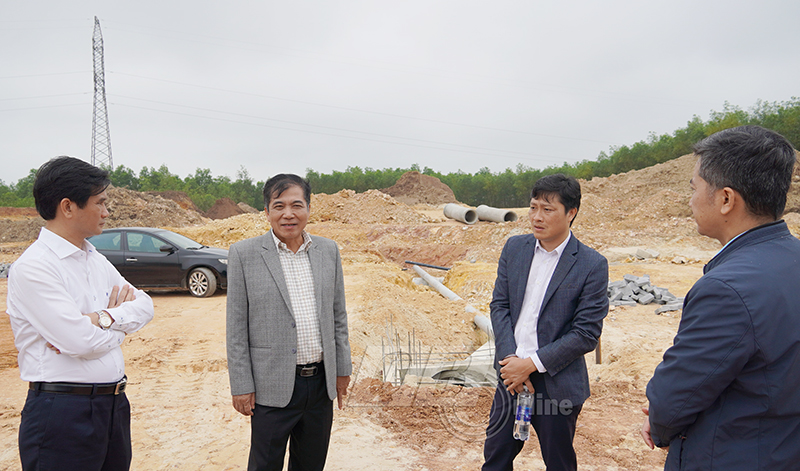 Đồng chí Phó Chủ tịch Thường trực UBND tỉnh Đoàn Ngọc Lâm kiểm tra tiến độ thi công khu tái định cư xã Trường Thủy.