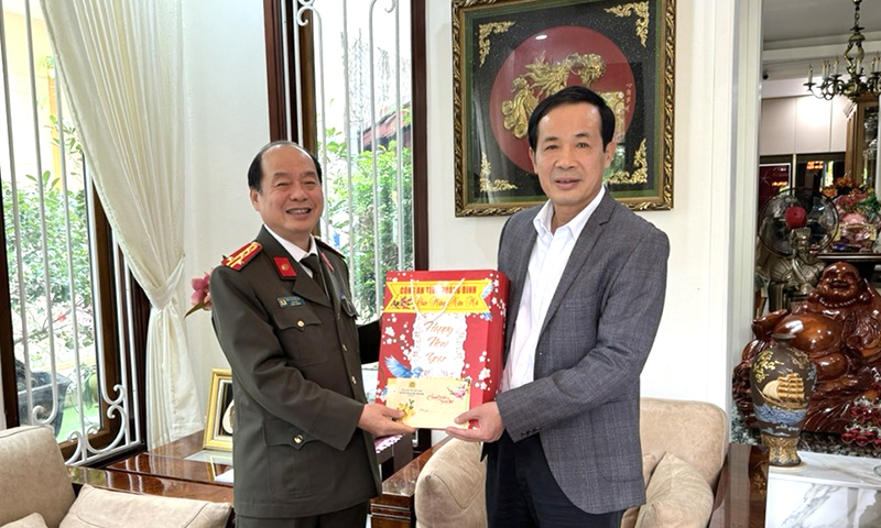 Đồng chí Giám đốc Công an tỉnh Nguyễn Hữu Hợp thăm, chúc Tết đồng chí Trần Công Thuật, nguyên Chủ tịch UBND tỉnh.