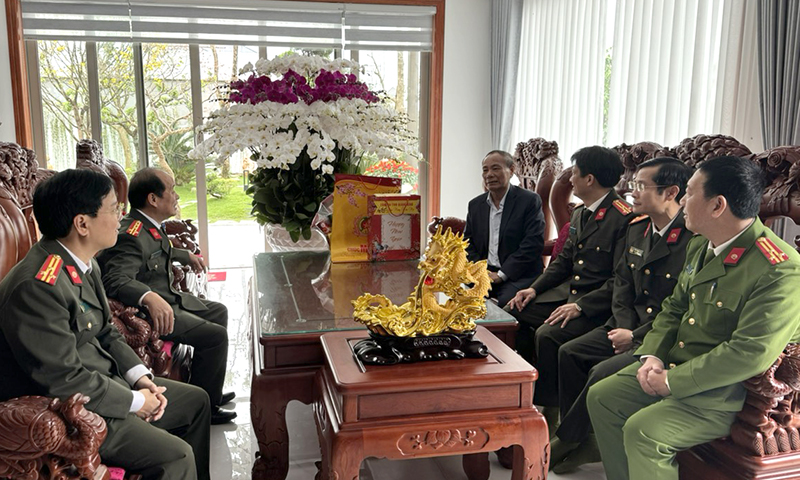 Đồng chí Giám đốc Công an tỉnh Nguyễn Hữu Hợp thăm, chúc Tết gia đình đồng chí Phan Lâm Phương, nguyên Chủ tịch UBND tỉnh.
