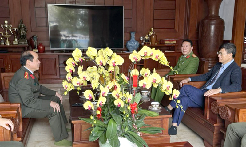 Đồng chí Giám đốc Công an tỉnh Nguyễn Hữu Hợp thăm, chúc Tết gia đình đồng chí Lương Ngọc Bính, nguyên Bí thư Tỉnh ủy.