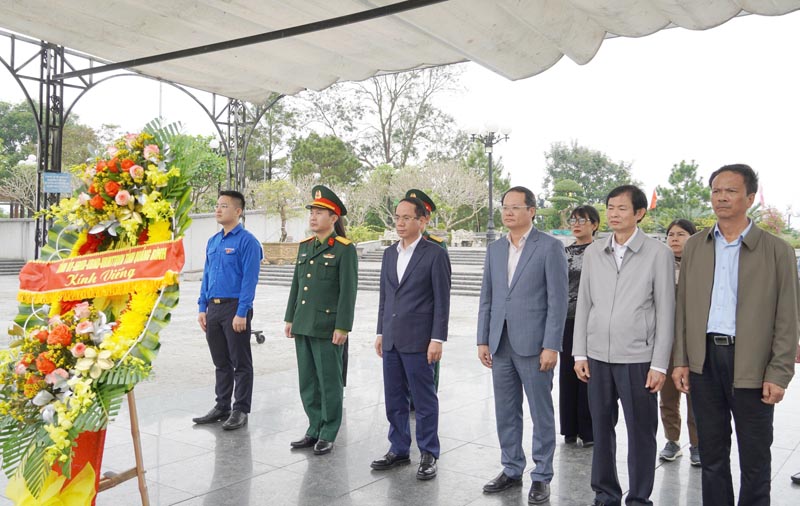 Đồng chí Phan Mạnh Hùng, Tỉnh ủy viên, Phó Chủ tịch UBND tỉnh đặt vòng hoa, dâng hương các anh hùng, liệt sỹ tại Nghĩa trang liệt sỹ quốc gia đường 9. 