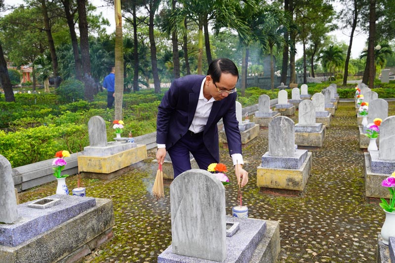 Đồng chí Phan Mạnh Hùng, Tỉnh ủy viên, Phó Chủ tịch UBND tỉnh đặt vòng hoa, dâng hương các anh hùng, liệt sỹ tại Nghĩa trang liệt sỹ quốc gia đường 9. 