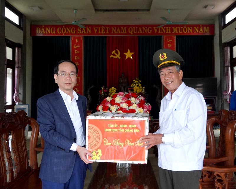 Đồng chí Phan Mạnh Hùng, Tỉnh ủy viên, Phó Chủ tịch UBND tỉnh tặng quà Tết cho cán bộ, nhân viên công tác tại Nghĩa trang liệt sỹ quốc gia đường 9.