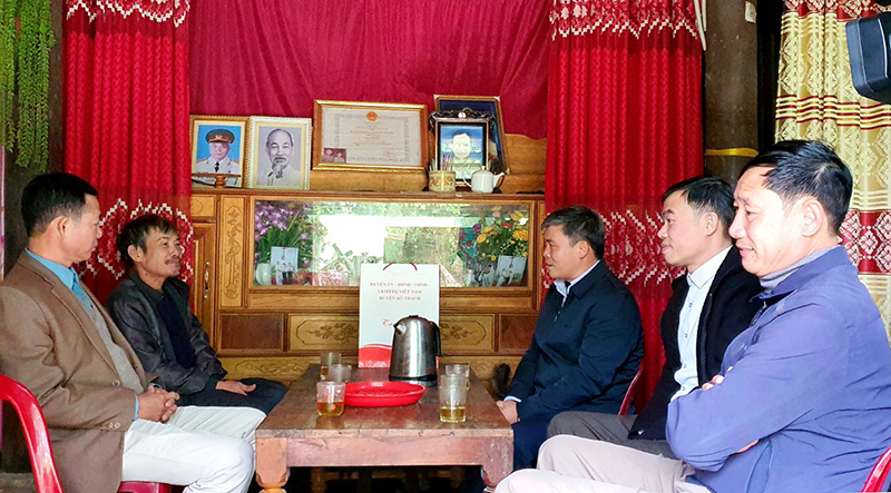 Đồng chí Phó Bí thư Thường trực Huyện ủy Bố Trạch Trần Văn Thăng cùng đoàn thăm, chúc Tết gia đình chính sách trên địa bàn xã Lâm Trạch.
