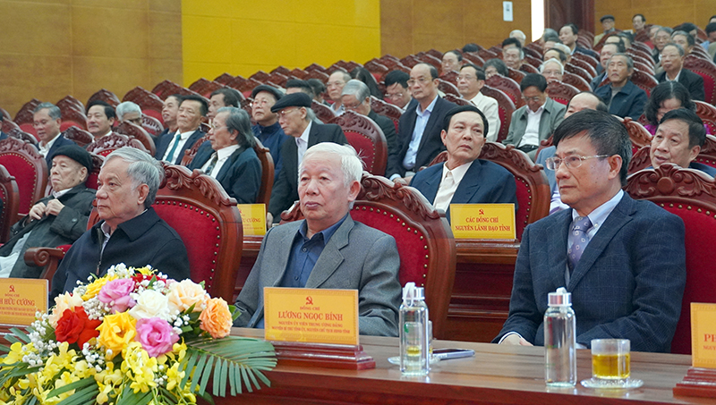 Các đồng chí nguyên lãnh đạo cốt cán của tỉnh và Trung ương nghỉ hưu trên địa bàn dự buổi gặp mặt