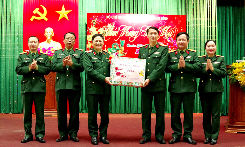 Đồng chí Trung tướng Phạm Trường Sơn, Phó Tổng Tham mưu trưởng QĐND Việt Nam tặng quà Tết cho cán bộ, chiến sĩ lực lượng vũ trang tỉnh.