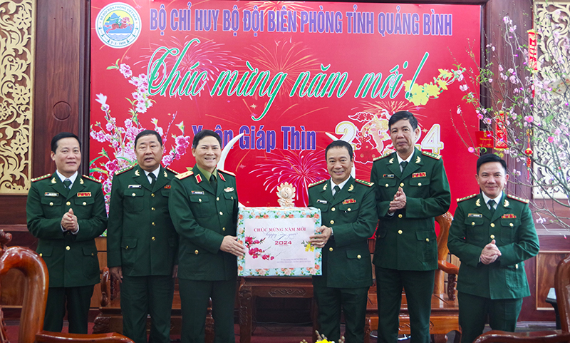 Đồng chí Trung tướng Phạm Trường Sơn, Phó Tổng Tham mưu trưởng QĐND Việt Nam tặng quà, chúc Tết BĐBP Quảng Bình.