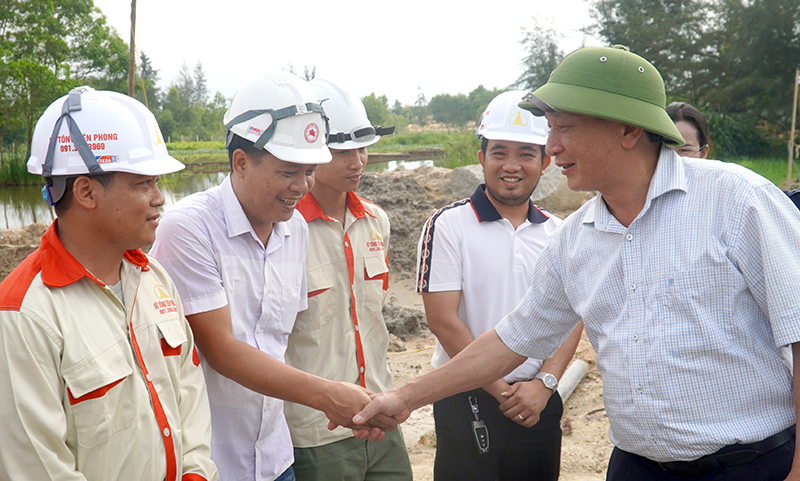 Đồng chí Phó Bí thư Thường trực Tỉnh ủy, Chủ tịch HĐND tỉnh Trần Hải Châu động viên cán bộ, công nhân thi công dự án thành phần 1-Đường ven biển.