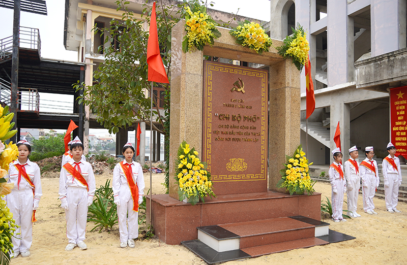 Ban Chấp hành Đảng bộ TP. Đồng Hới đã tổ chức lễ dâng hoa tại Bia di tích “Chi bộ Phố” sáng 2/2/2024.