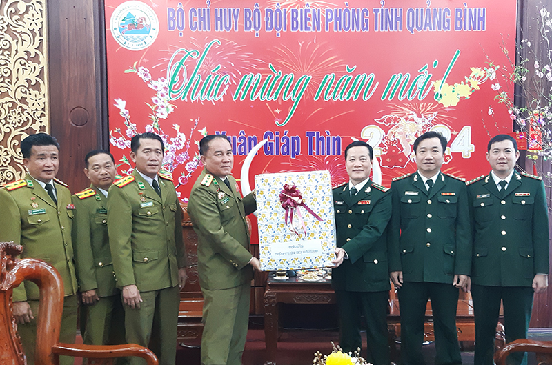 Đại tá Sẳng Thoong Si Pá Sợt, Phó Giám đốc Công an tỉnh Sạ-vẳn-na-khệt tặng quà chúc tết BĐBP tỉnh Quảng Bình.