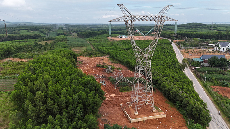 Nhiều điểm chéo quan trọng qua cao tốc Bắc-Nam được Truyền tải điện Quảng Bình thi công hoàn thành.