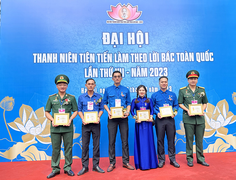 Trần Mạnh Thịnh, Lê Thị Diền (hai người đứng giữa) vinh dự tham gia Đại hội Thanh niên tiên tiến làm theo lời Bác toàn quốc năm 2023.